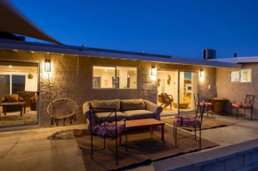 Stargaze & Soak Hot Tub Fireplace & Desert Views